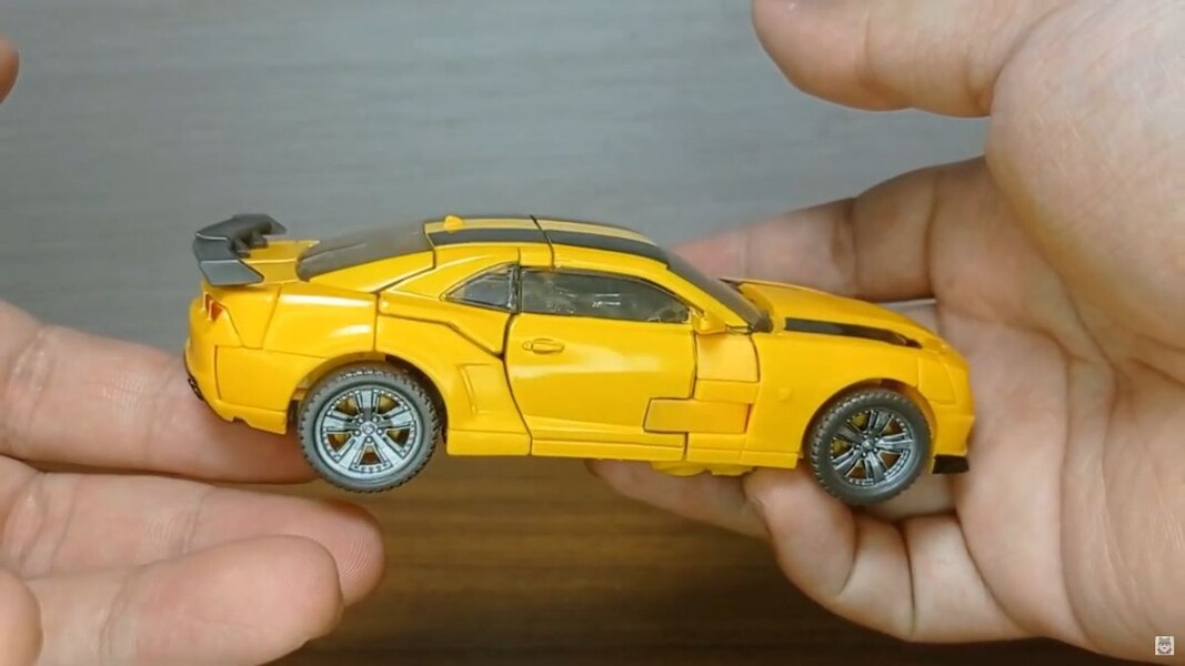 Transformers Studio Series 87 DOTM Bumblebee In Hand Image  (14 of 15)